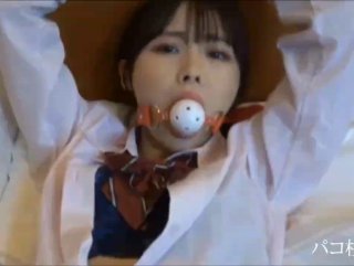 年轻的红发女郎在这个过程中被屁股操并喷射